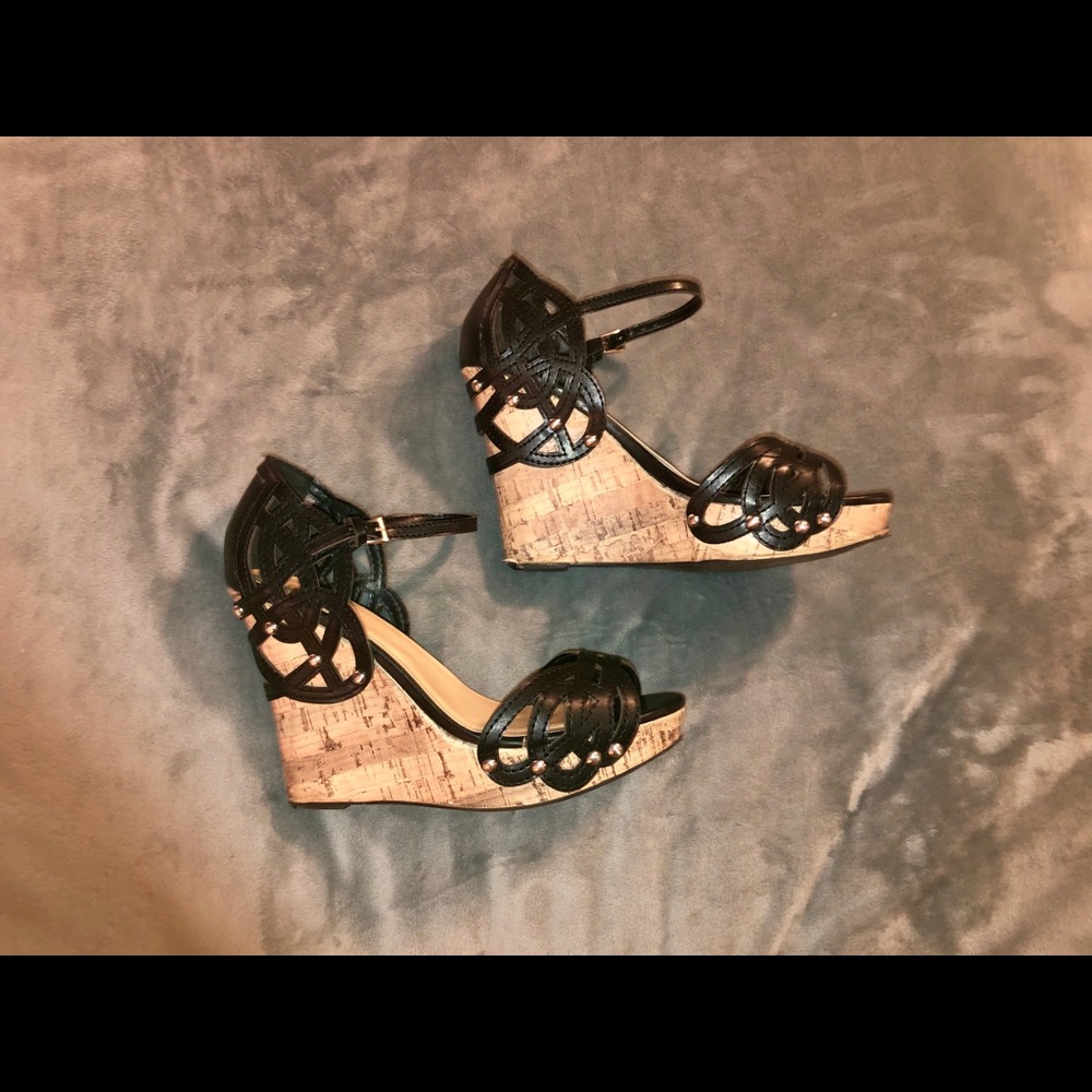 7M SBICCA Black Kutout Cork Wedges